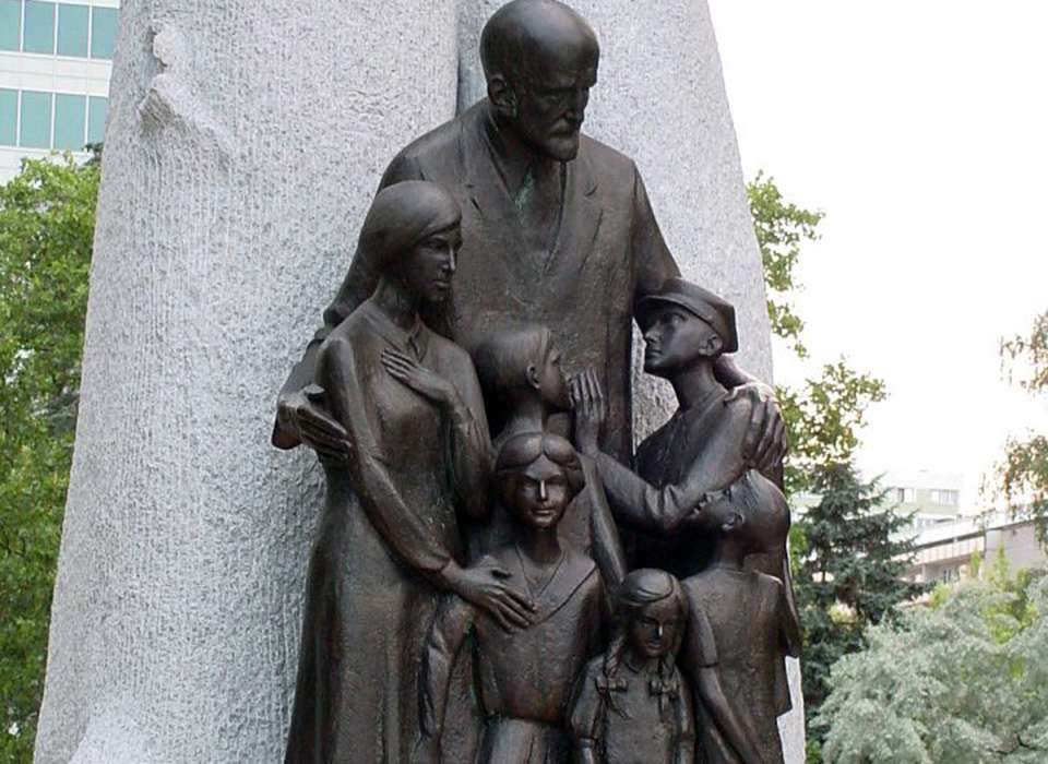 How to Teach WWII: The Holocaust | The National WWII Museum | New